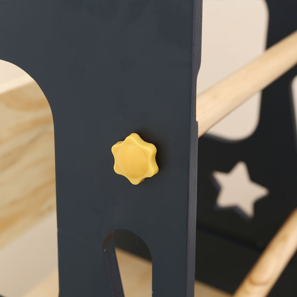 Montessori Lernturm für Kleinkinder mit Stern-Ausschnitten in Grau und Naturholz, verstellbarer Plattform und Sicherheitsgeländern