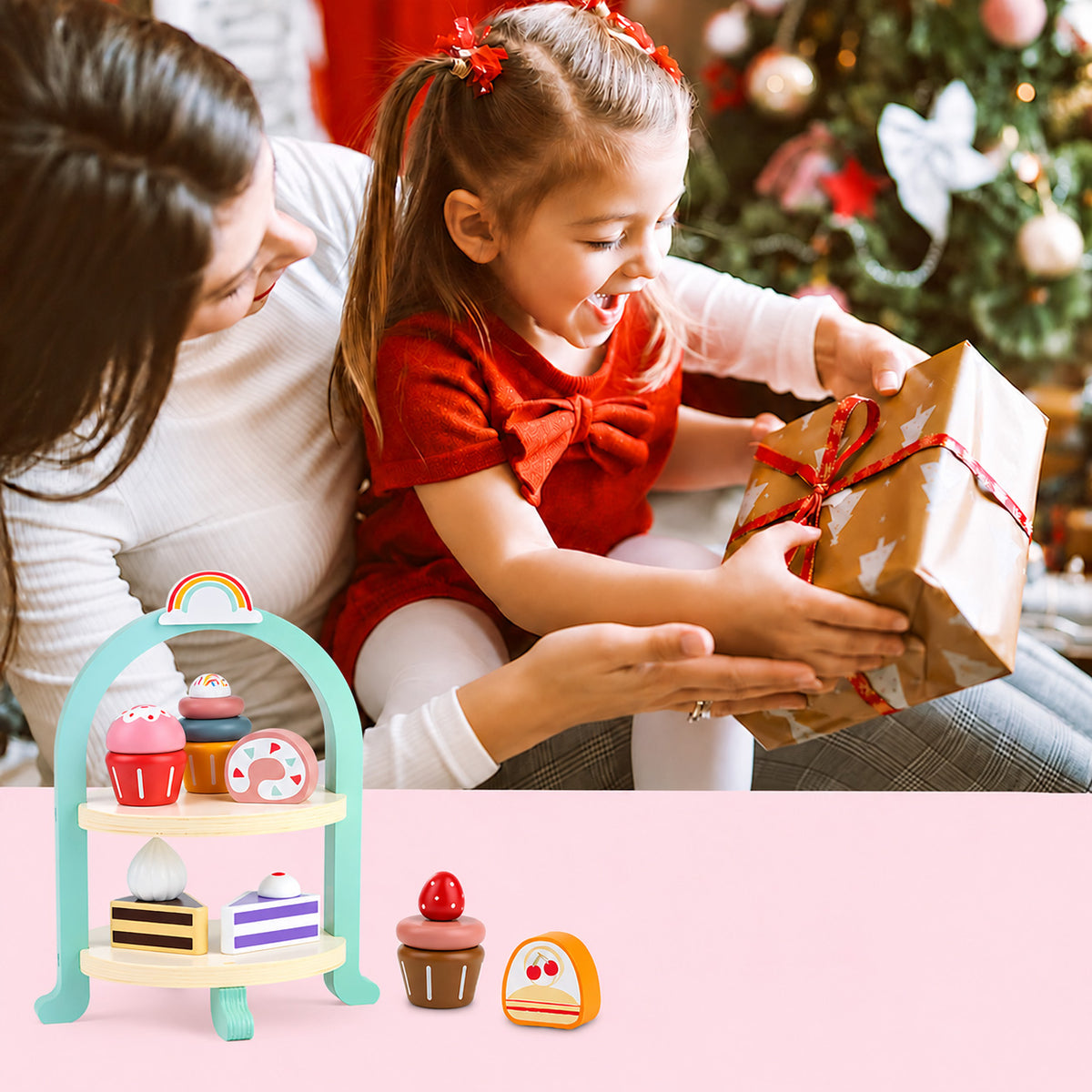 Pastellfarbenes Holzspielzeug als Dekoration im Kinderzimmer