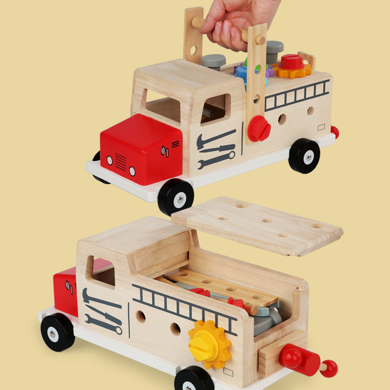 Kind verwendet eine Schraubendreher-Reparaturstation aus Holz, ideal für die Förderung von Hand-Augen-Koordination und kognitive Fähigkeiten bei Kindern im Alter von 4-6 Jahren.