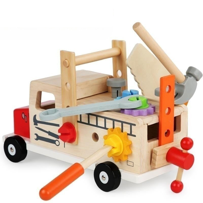 Kind verwendet eine Schraubendreher-Reparaturstation aus Holz, ideal für die Förderung von Hand-Augen-Koordination und kognitive Fähigkeiten bei Kindern im Alter von 4-6 Jahren.