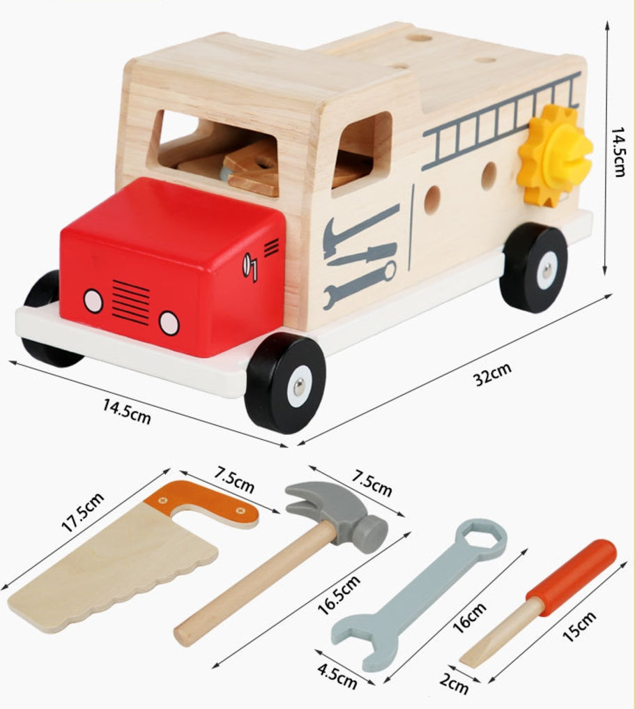 Kind verwendet eine Schraubendreher-Reparaturstation aus Holz, ideal für die Förderung von Hand-Augen-Koordination und kognitive Fähigkeiten bei Kindern im Alter von 4-6 Jahren.