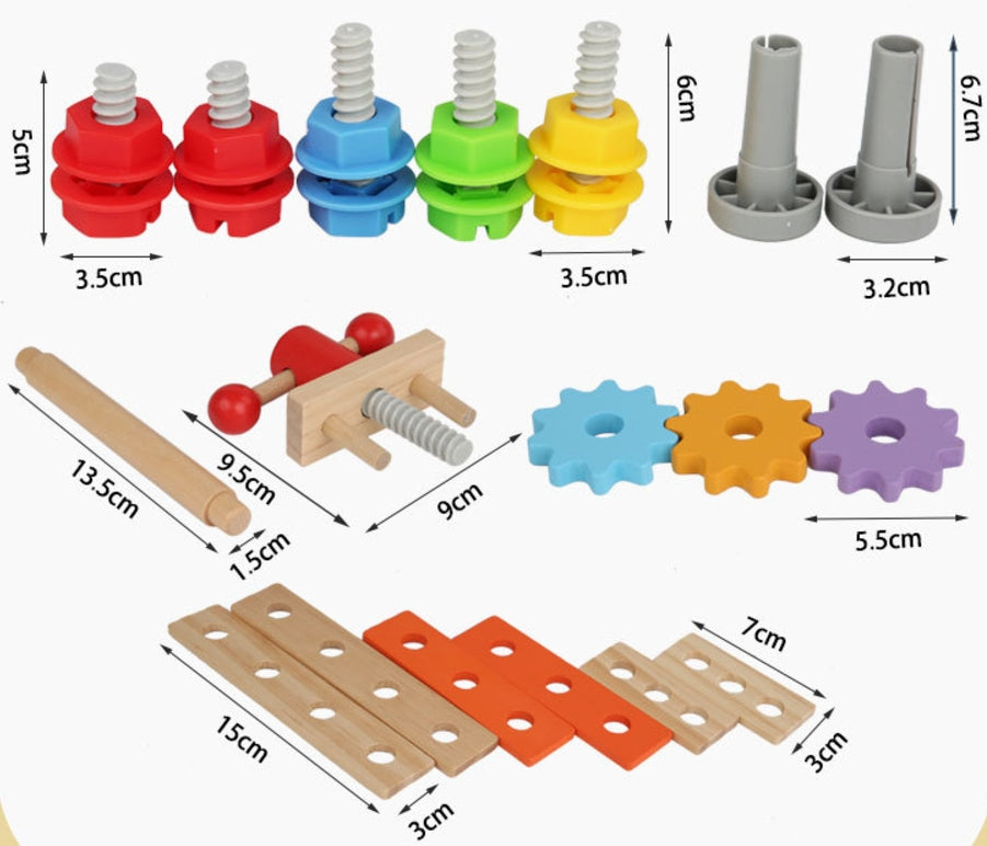 Kind verwendet eine Schraubendreher-Reparaturstation aus Holz, ideal für die Förderung von Hand-Augen-Koordination und kognitive Fähigkeiten bei Kindern im Alter von 4-6 Jahren.