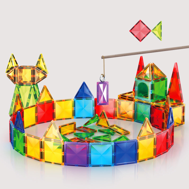 Kinder spielen mit magnetmontierten Bausteinen, farbenfrohe, durchscheinende Magnetblöcke, die Kreativität und räumliches Denken fördern.