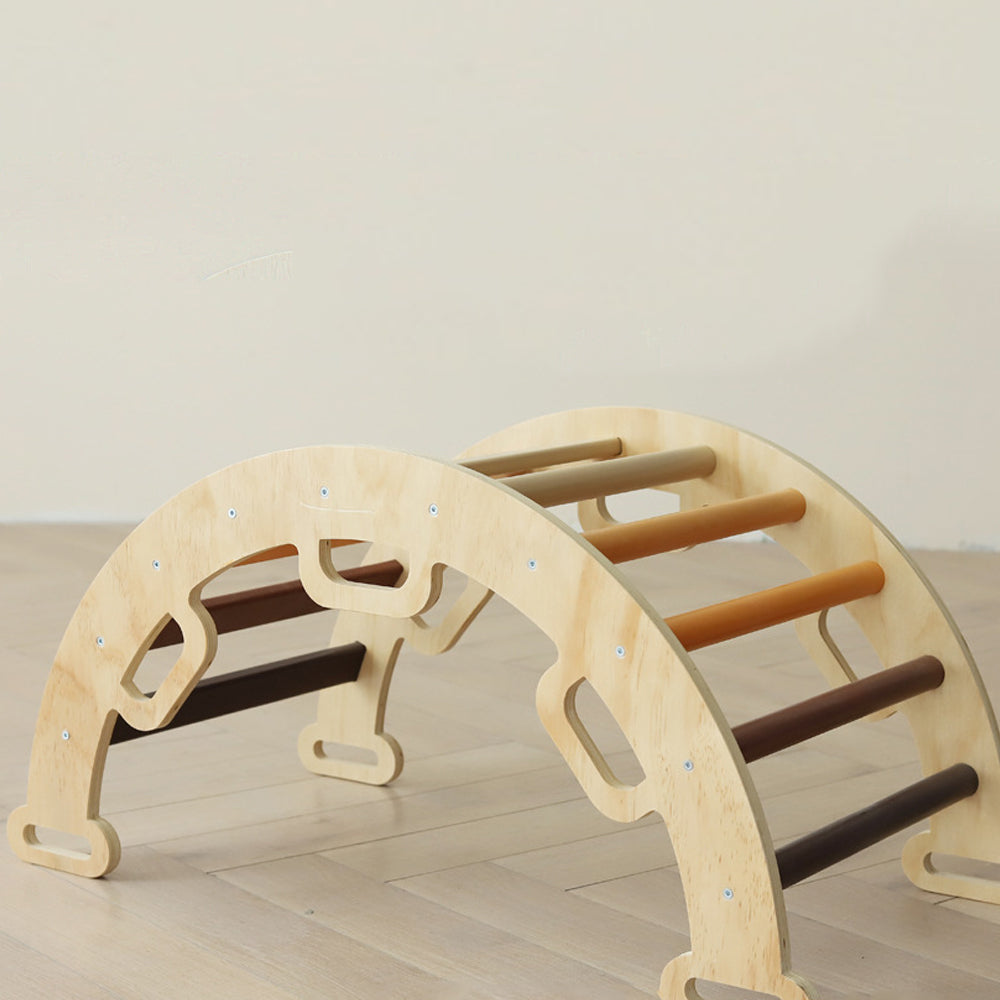 Montessori-Kletterdreieck-Set mit Sprossen in Erdtönen und Holzbogen in natürlichen Farbtönen