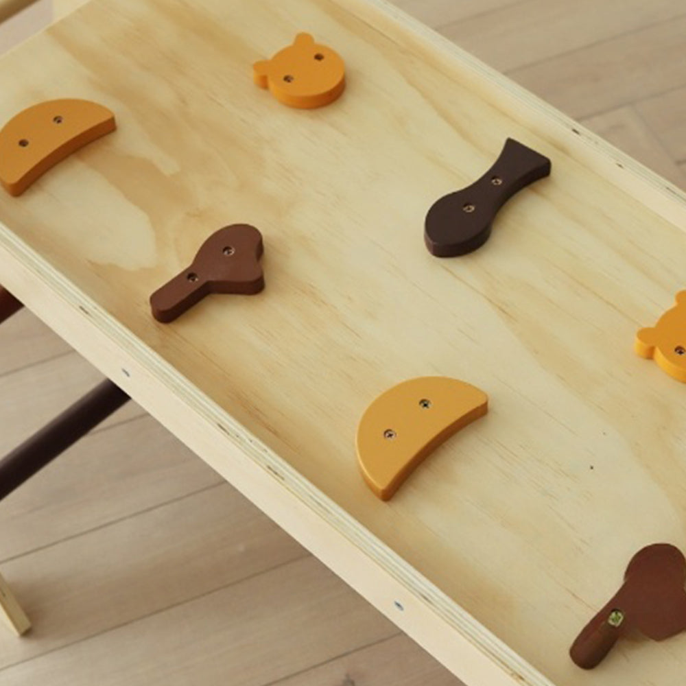 Montessori-Kletterdreieck-Set mit Sprossen in Erdtönen und Holzbogen in natürlichen Farbtönen