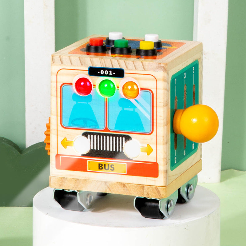 Interaktiver Montessori "Besetzter Bus" aus Holz, der Kinder zwischen 4 und 6 Jahren beim Lernen unterstützt und ihre kognitiven Fähigkeiten spielerisch entwickelt.