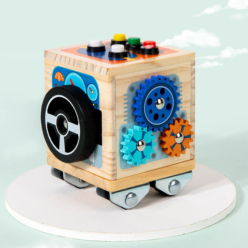 Interaktiver Montessori "Besetzter Bus" aus Holz, der Kinder zwischen 4 und 6 Jahren beim Lernen unterstützt und ihre kognitiven Fähigkeiten spielerisch entwickelt.