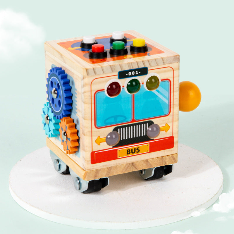 Interaktiver Montessori "Besetzter Bus" aus Holz, der Kinder zwischen 4 und 6 Jahren beim Lernen unterstützt und ihre kognitiven Fähigkeiten spielerisch entwickelt.