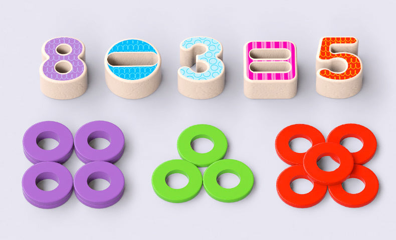 Kind spielt mit Montessori-Holzpuzzle, das Kognition und Motorik fördert, geeignet für Kinder von 0 bis 3 Jahren.