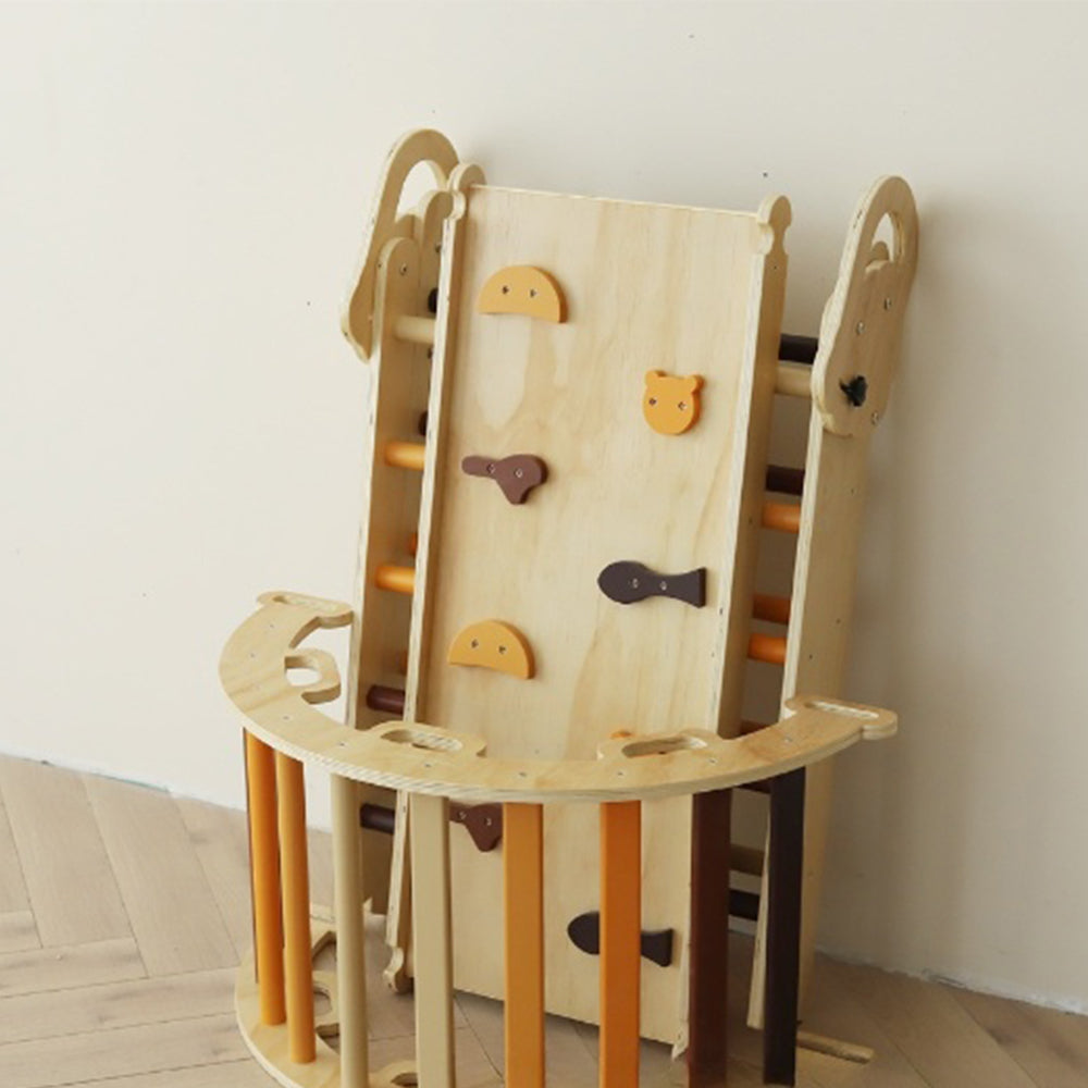 Montessori-Kletterdreieck-Set mit Sprossen in Erdtönen und Holzbogen in natürlichen Farbtönen