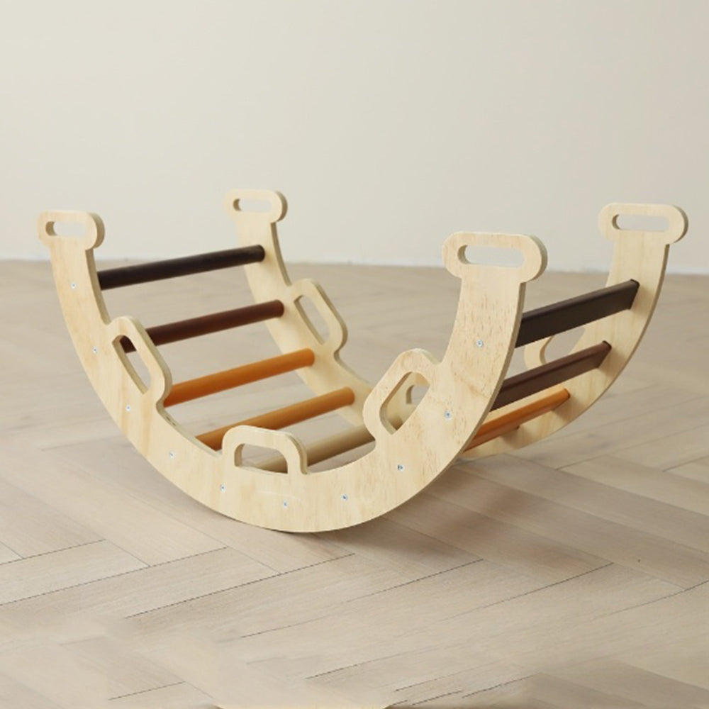 Montessori-Kletterdreieck-Set mit Sprossen in Erdtönen und Holzbogen in natürlichen Farbtönen