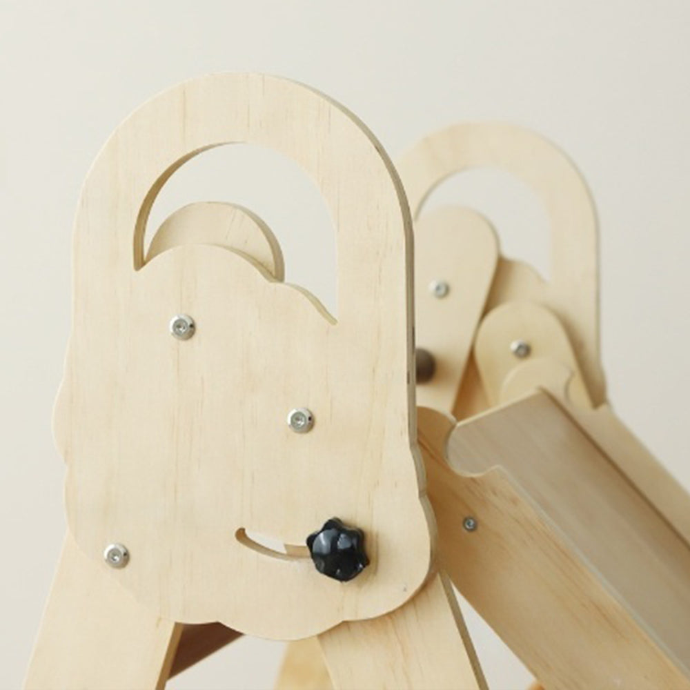Montessori-Kletterdreieck-Set mit Sprossen in Erdtönen und Holzbogen in natürlichen Farbtönen