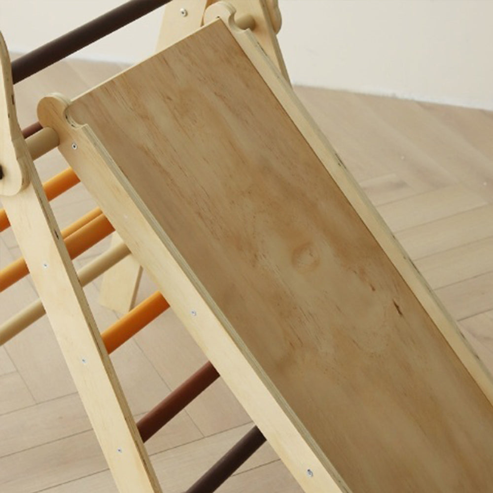 Montessori-Kletterdreieck-Set mit Sprossen in Erdtönen und Holzbogen in natürlichen Farbtönen