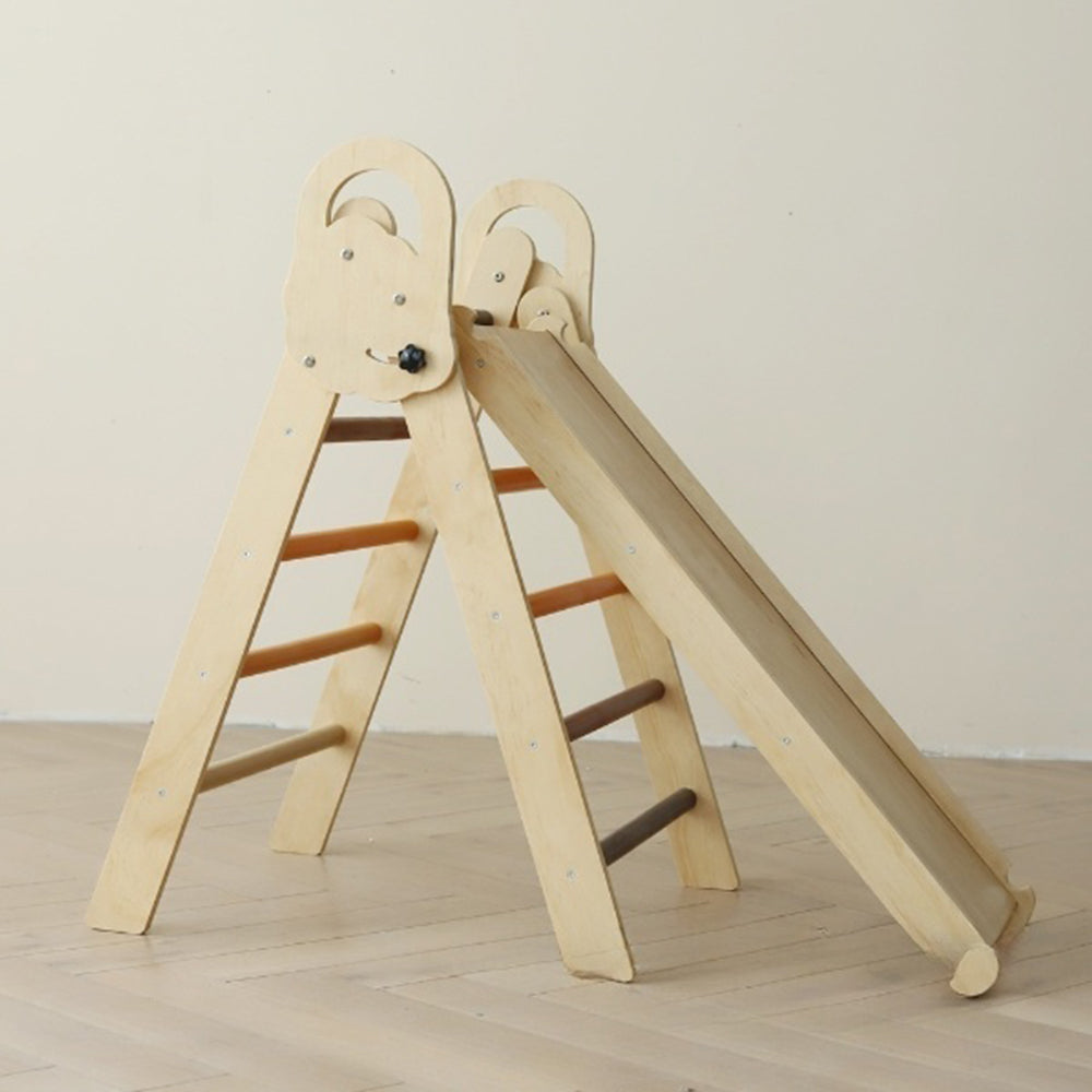 Montessori-Kletterdreieck-Set mit Sprossen in Erdtönen und Holzbogen in natürlichen Farbtönen