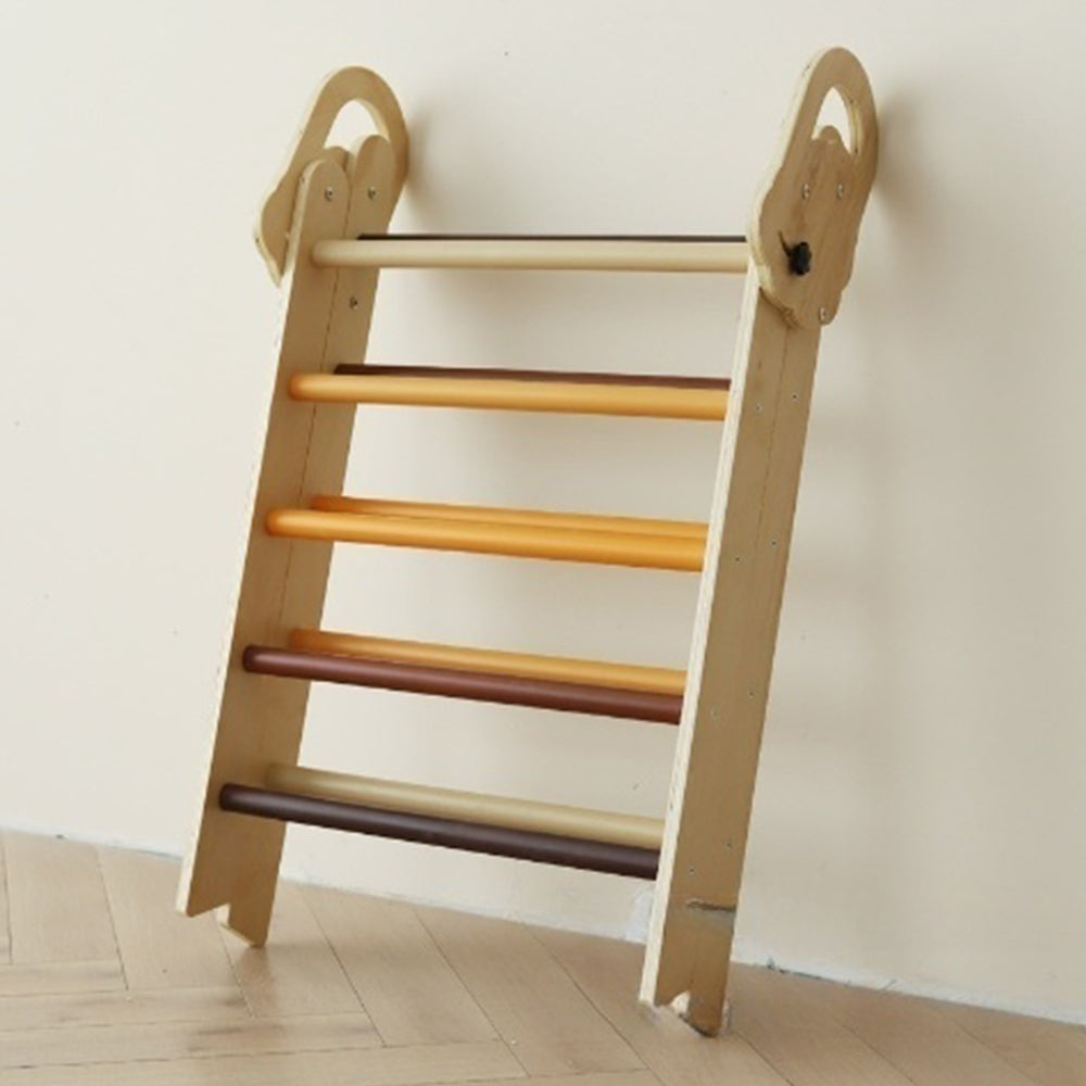 Montessori-Kletterdreieck-Set mit Sprossen in Erdtönen und Holzbogen in natürlichen Farbtönen