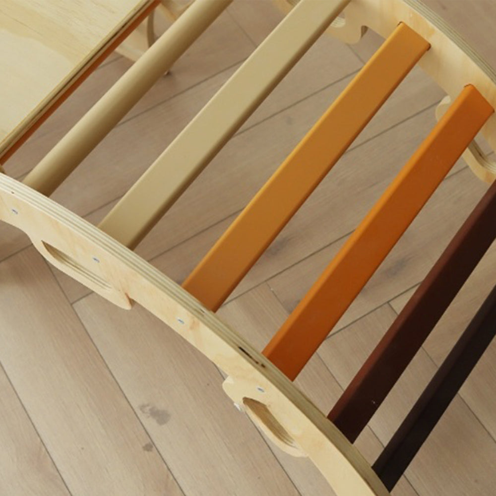 Montessori-Kletterdreieck-Set mit Sprossen in Erdtönen und Holzbogen in natürlichen Farbtönen