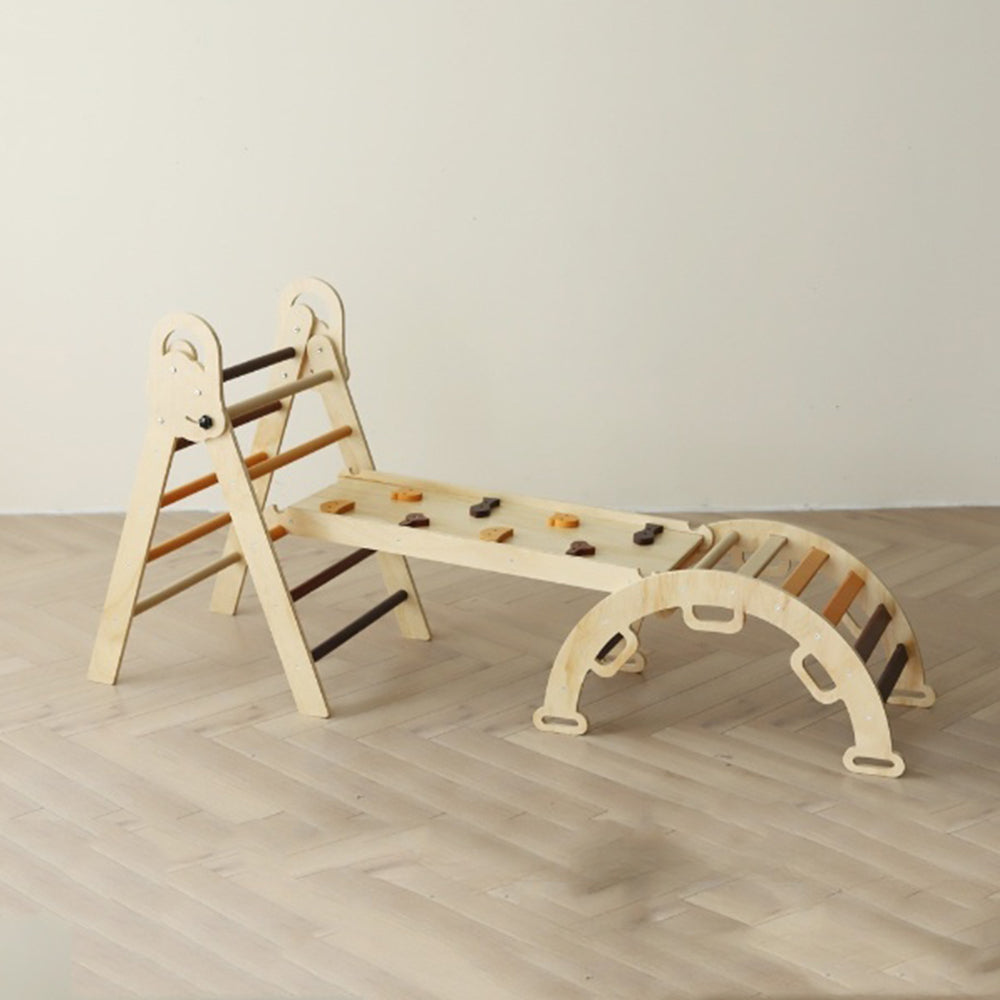 Montessori-Kletterdreieck-Set mit Sprossen in Erdtönen und Holzbogen in natürlichen Farbtönen