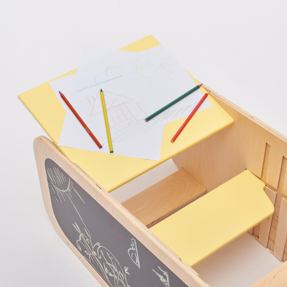 Montessori Lernturm aus Naturholz mit gelbem seitlichem Busy Board, ausgestattet mit interaktiven Zahnrädern, Schiebereglern und verschließbaren Elementen für Kleinkinder.