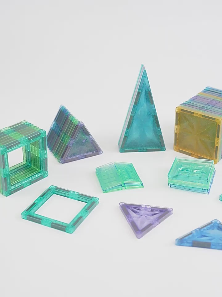Kinder bauen mit bunten, erweiterbaren Shining-Serie Bauklötzen, die Kreativität und räumliches Verständnis fördern.