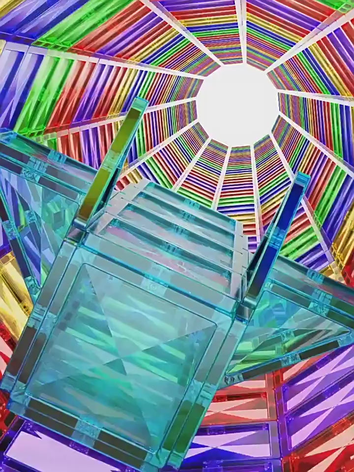 Kinder spielen mit magnetmontierten Bausteinen, farbenfrohe, durchscheinende Magnetblöcke, die Kreativität und räumliches Denken fördern.