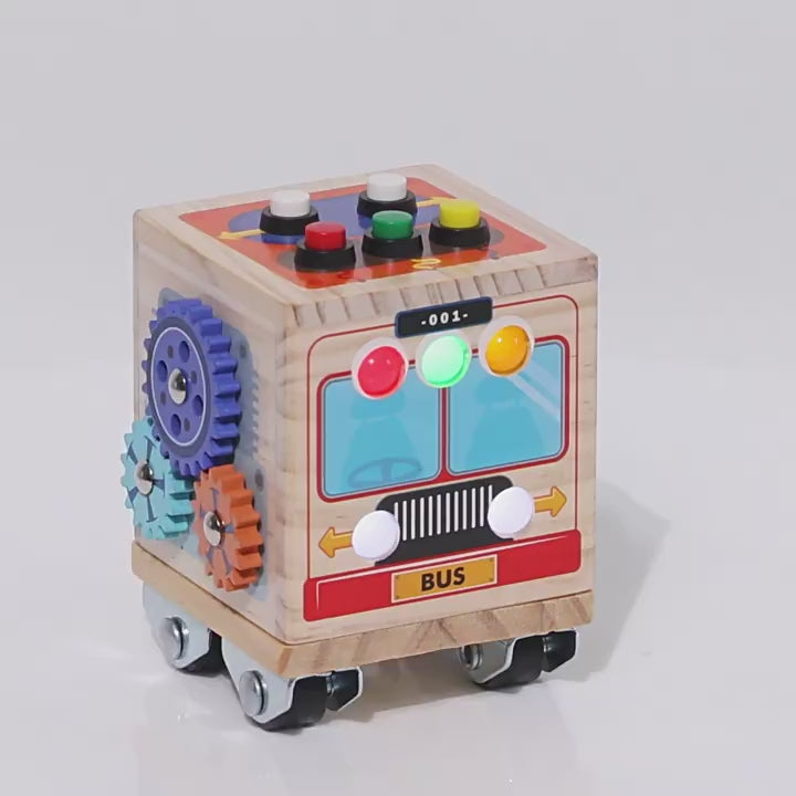 Interaktiver Montessori "Besetzter Bus" aus Holz, der Kinder zwischen 4 und 6 Jahren beim Lernen unterstützt und ihre kognitiven Fähigkeiten spielerisch entwickelt.