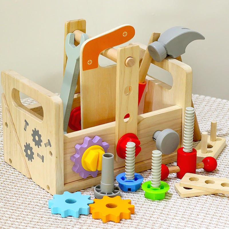 Ein Kind spielt mit einer tragbaren Holz-Schrauben-Reparaturbox, ideal für die Entwicklung von feinmotorischen Fähigkeiten und frühe Bildung.