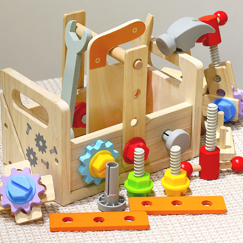 Ein Kind spielt mit einer tragbaren Holz-Schrauben-Reparaturbox, ideal für die Entwicklung von feinmotorischen Fähigkeiten und frühe Bildung.