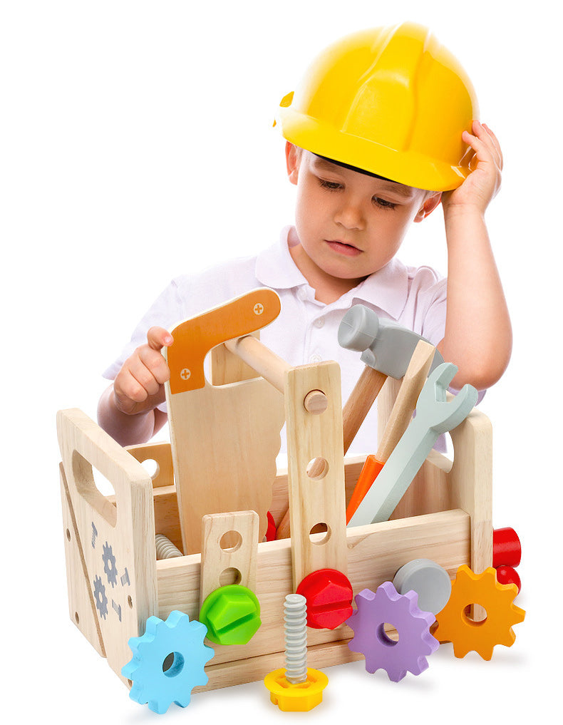 Ein Kind spielt mit einer tragbaren Holz-Schrauben-Reparaturbox, ideal für die Entwicklung von feinmotorischen Fähigkeiten und frühe Bildung.