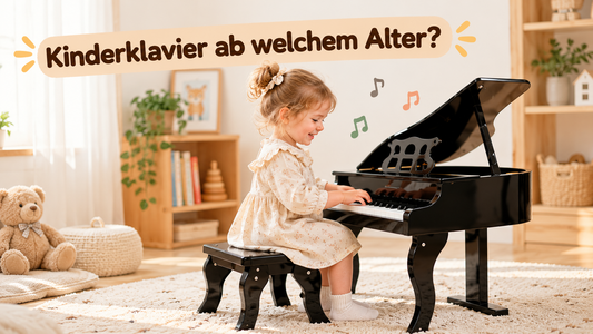 Mädchen spielt auf einem Kinderklavier – Kinderklavier ab welchem Alter?