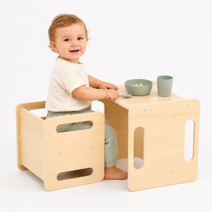 Kind am Montessori Kindertisch mit passendem Stuhl