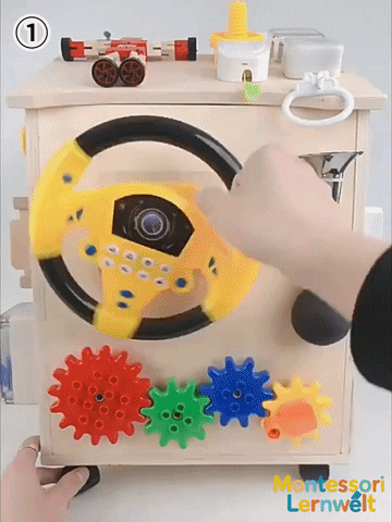 Busy House aus Holz für Kinder mit vielen alltagsnahen Spielmöglichkeiten