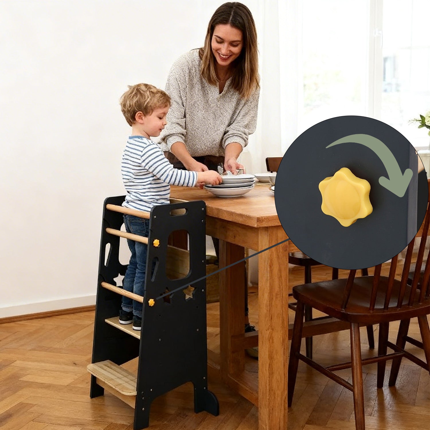 Montessori Lernturm in Marineblau im Familienalltag in der Küche