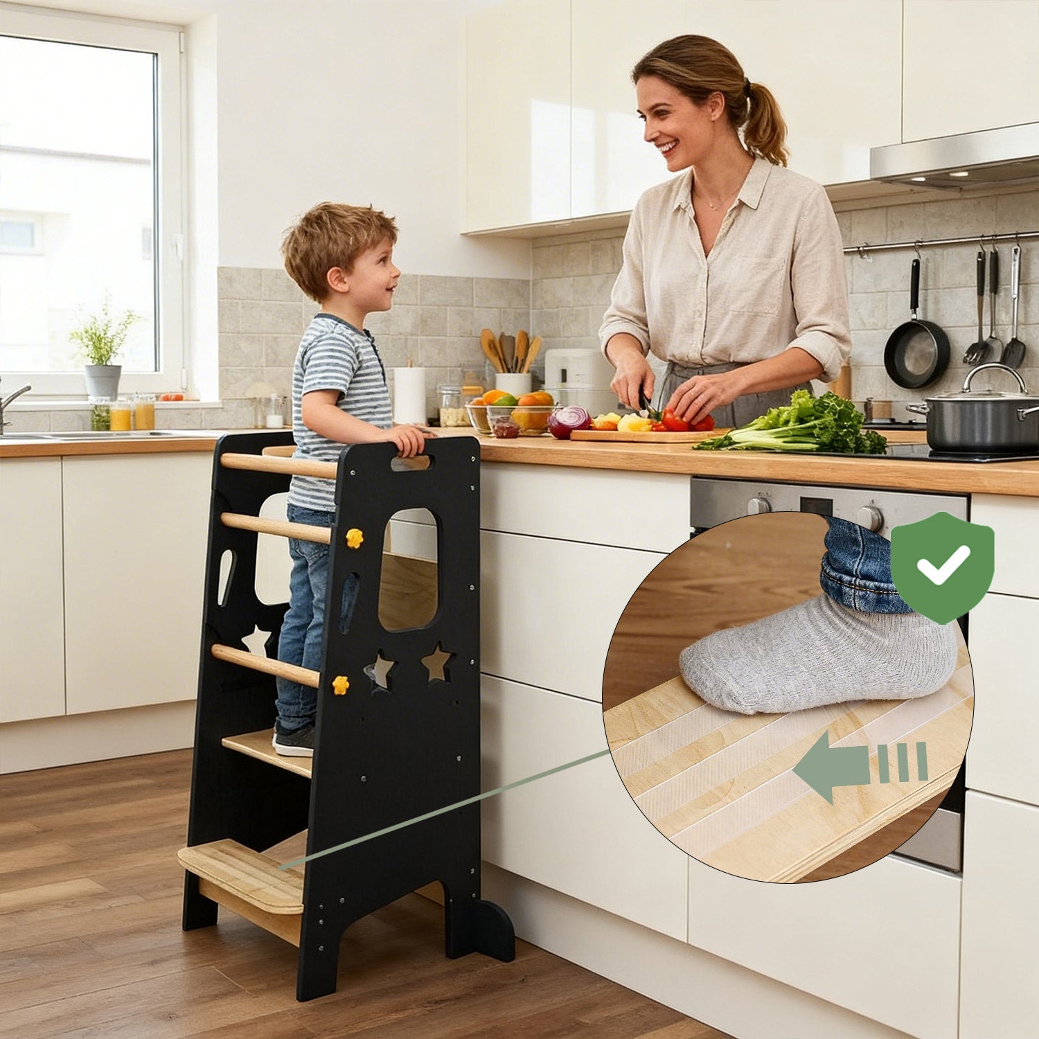 Kind nutzt den Montessori Lernturm in Marineblau beim Kochen mit der Familie