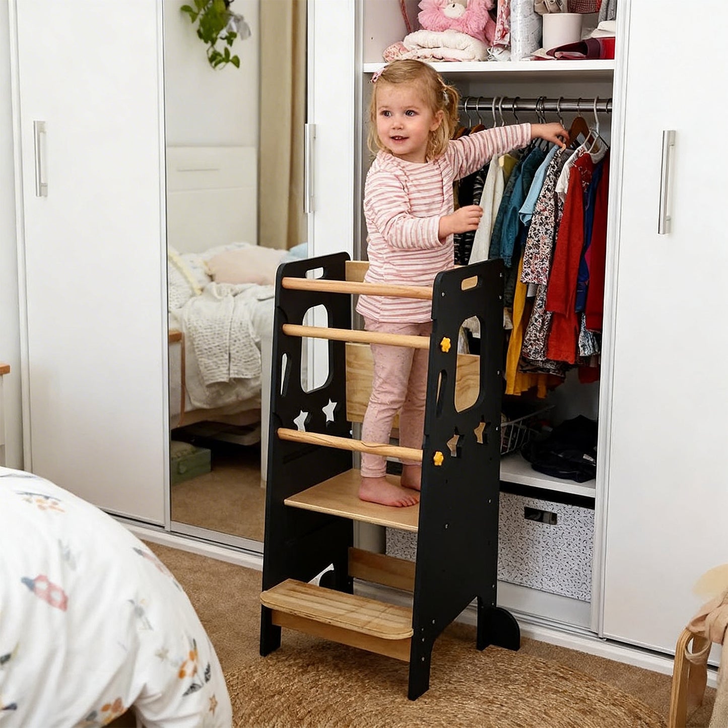 Montessori Lernturm in Marineblau für Kinder beim Händewaschen