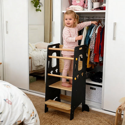 Montessori Lernturm in Marineblau für Kinder beim Händewaschen