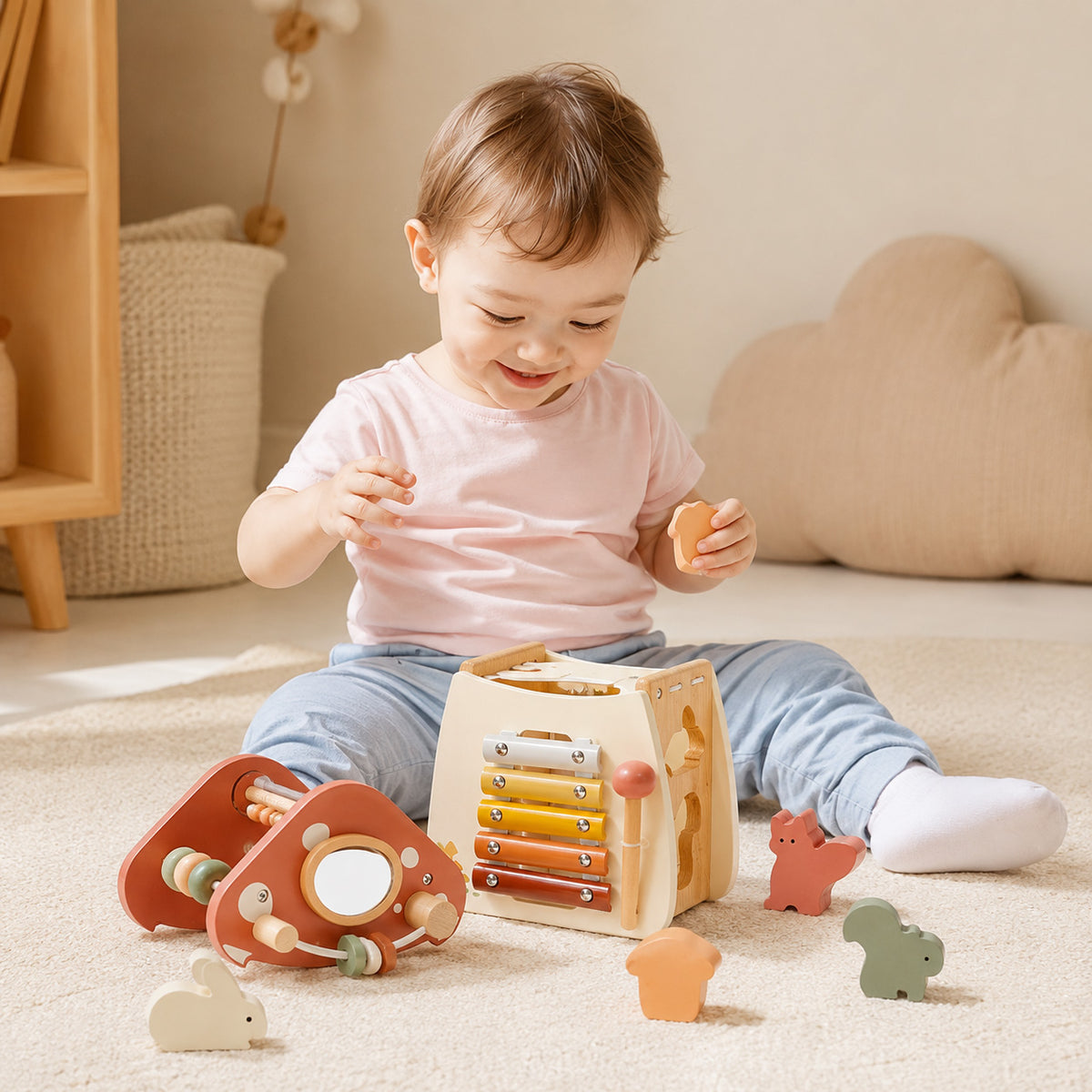 Kind spielt mit dem abnehmbaren Montessori Motorikhaus und den Holzfiguren