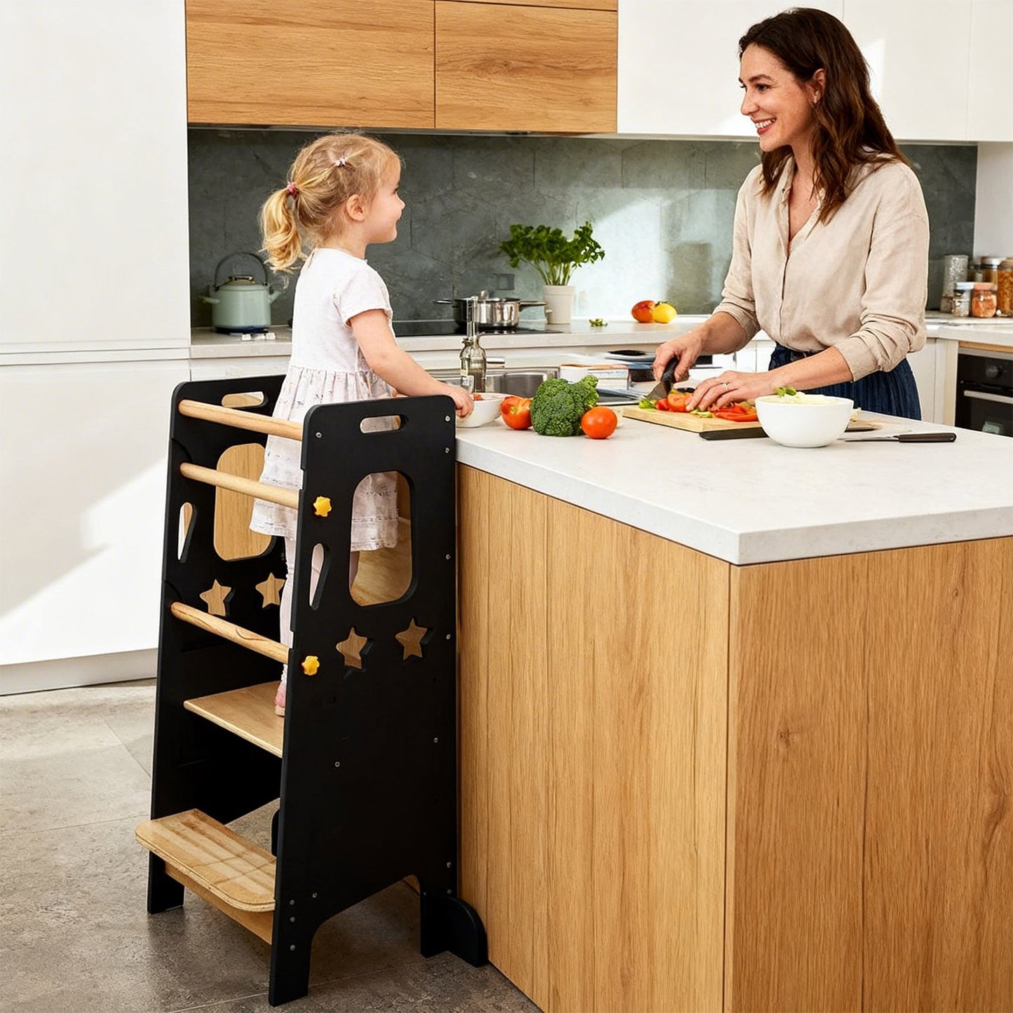 Montessori Lernturm in Marineblau für Kinder beim Zähneputzen