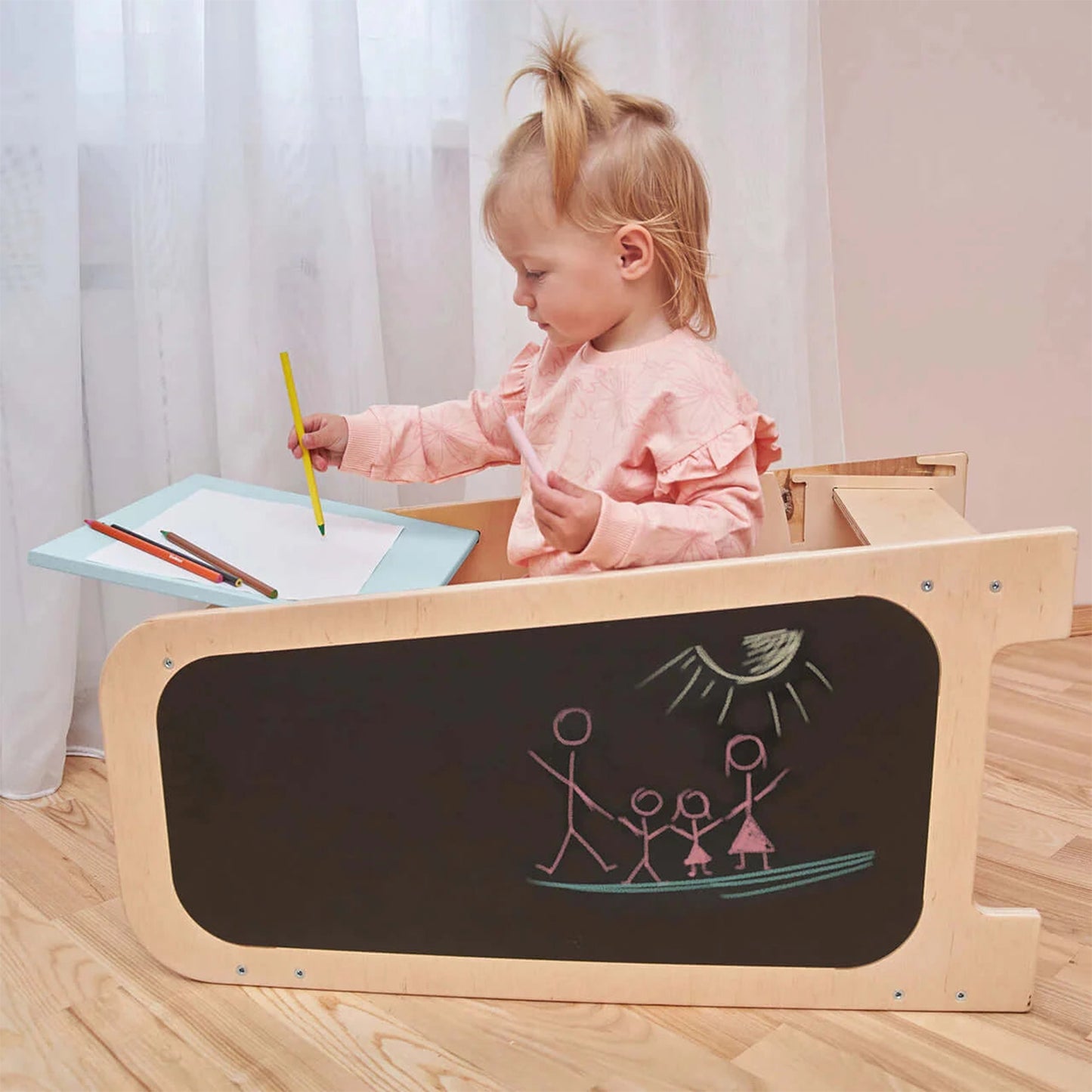 Zum Kindertisch umgebauter Lernturm mit Kreidetafel zum Malen