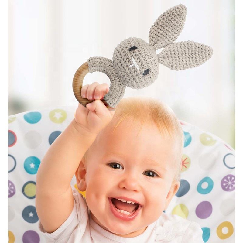 Baby spielt mit Häkeln Hasen Rassel Beißring – montessoriLernwelt