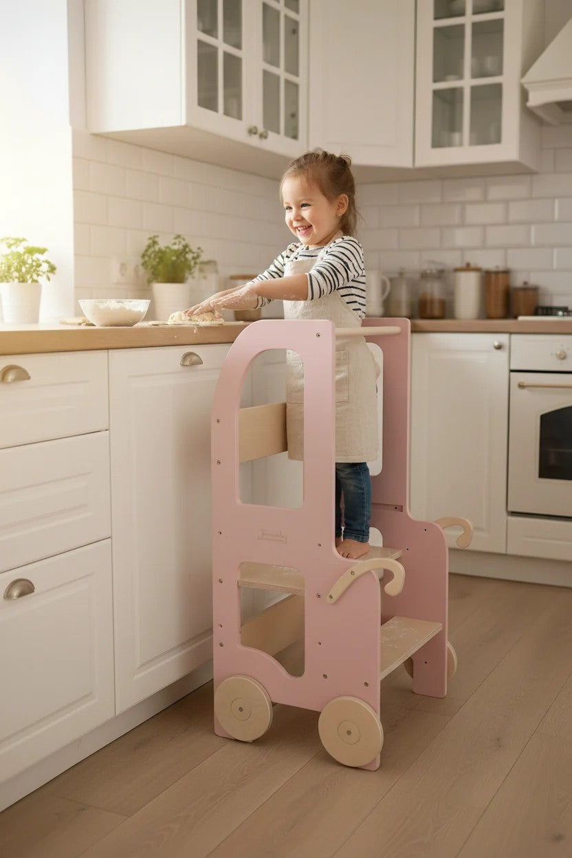 Montessori Lernturm für Kinder in der Küche
