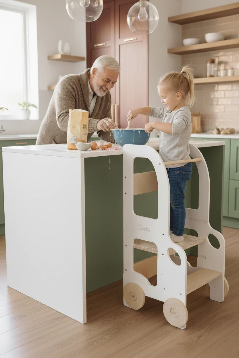 Kind benutzt Montessori Lernturm beim Kochen in der Küche