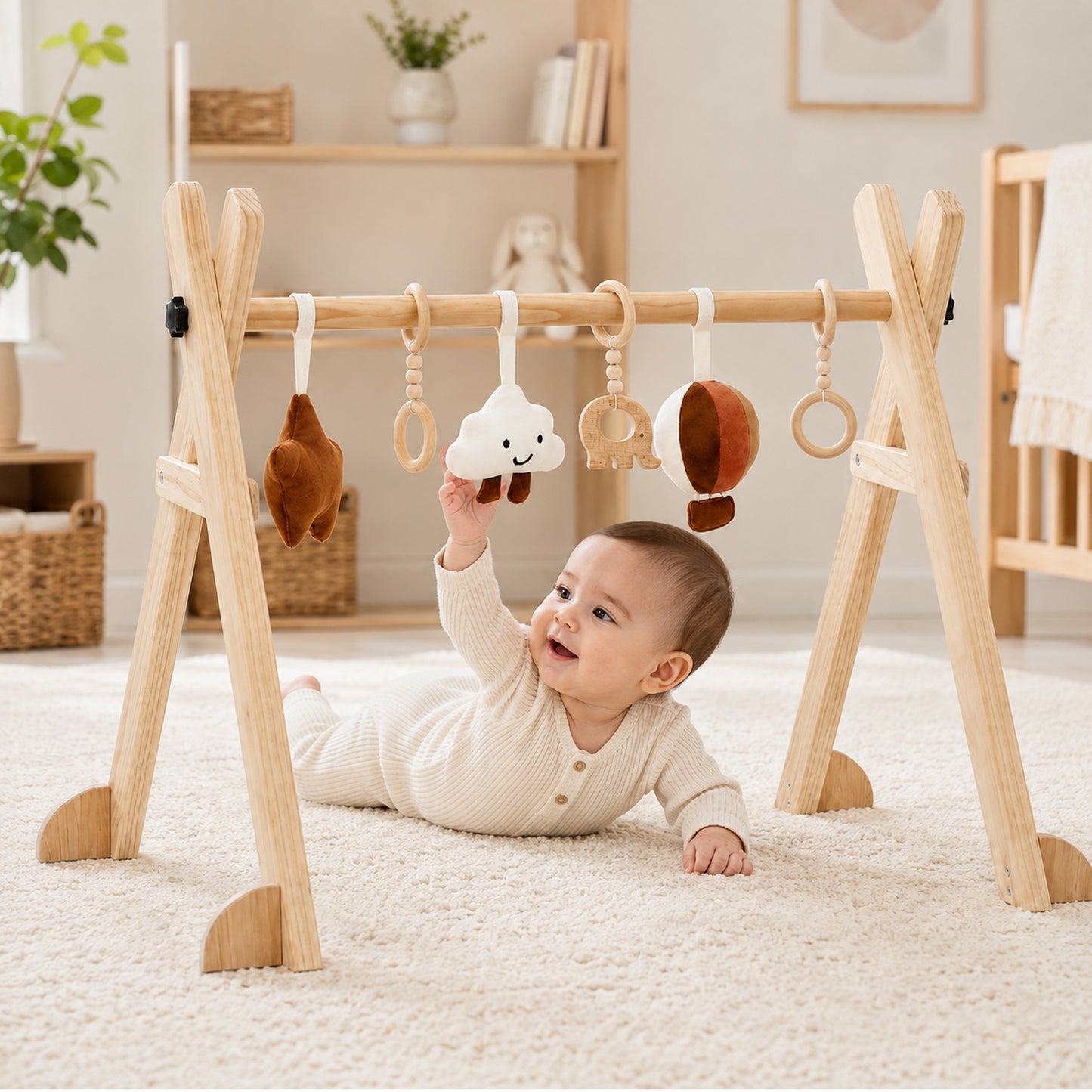 Baby beim Spielen mit einem Montessori Holz Baby Gym während der Tummy Time