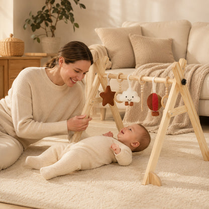 Eltern und Baby entdecken gemeinsam ein Montessori Baby Gym aus Holz