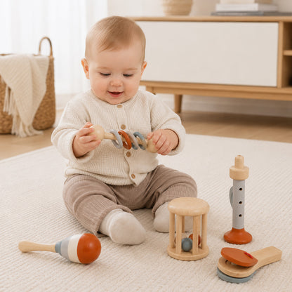 Baby entdeckt Holz Musikinstrumente spielerisch im Montessori Stil