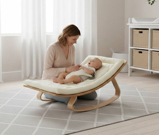 Baby Wippe aus Buchenholz mit weißer Baumwollauflage