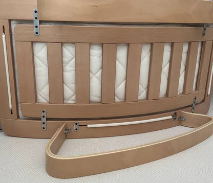 Unterseite mit stabilem Holzträger für zusätzliche Sicherheit