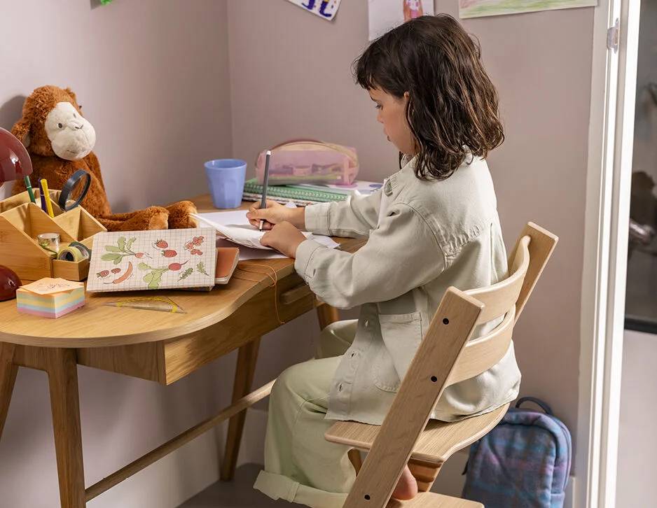 Hochstuhl aus Buchenholz – Mitwachsender Kinderstuhl mit Tablett