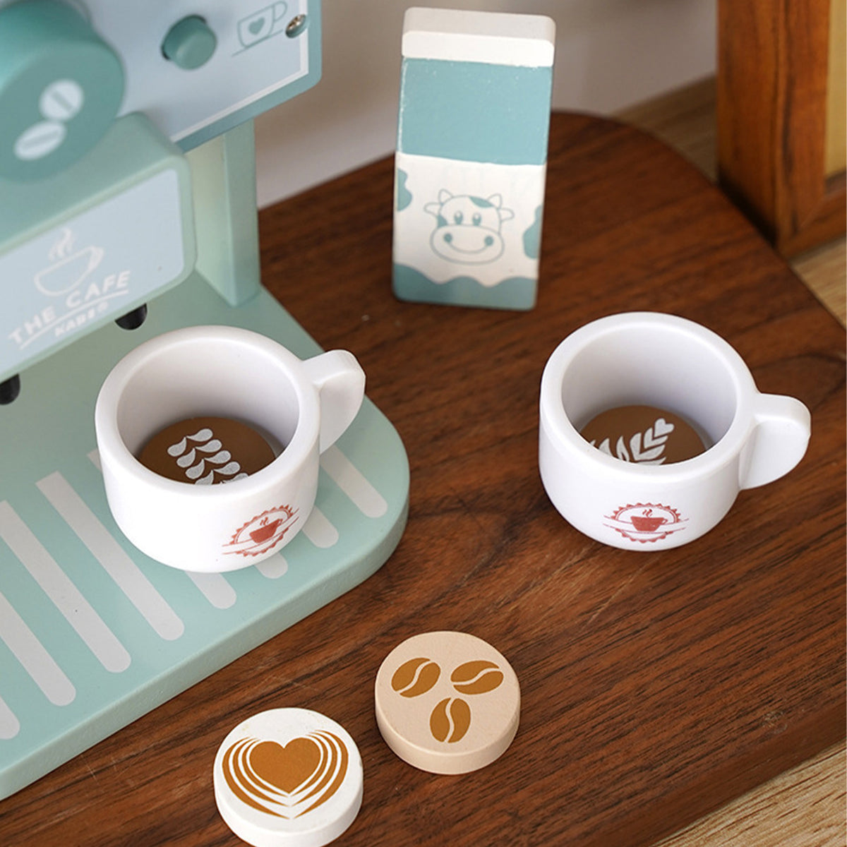 Holz Kaffeemaschine als liebevolles Zubehör für Kinderküche und fantasievolle Spiele