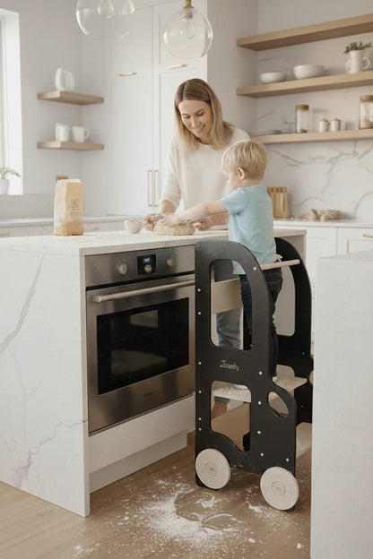 Montessori Lernturm für Kinder in der Küche