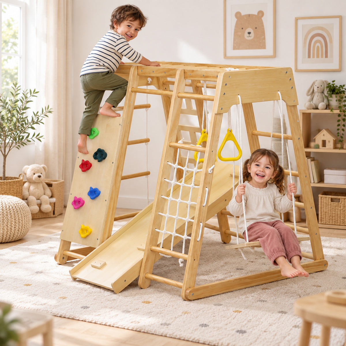 Kind beim Klettern auf dem Montessori Indoor-Klettergerüst